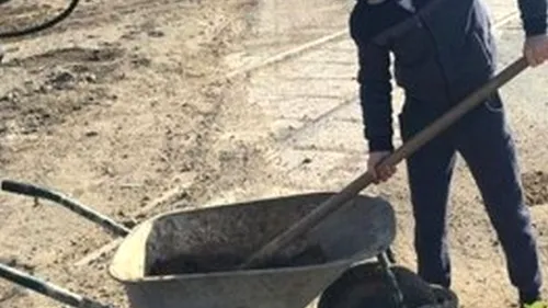 Tânărul de 14 ani care astupă gropile din Baia Mare, în locul autorităților