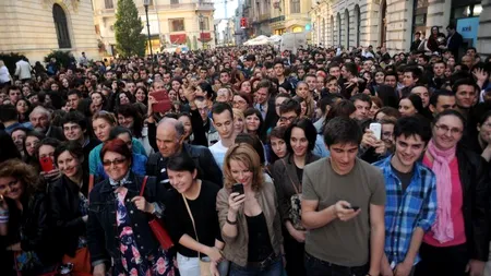 Fotografie de marți seara, din Centrul Vechi. Ce așteaptă acești tineri? 