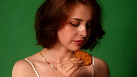 Cele 6 gustări nesănătoase, care îngrașă peste măsură. Majoritatea românilor le consumă zilnic