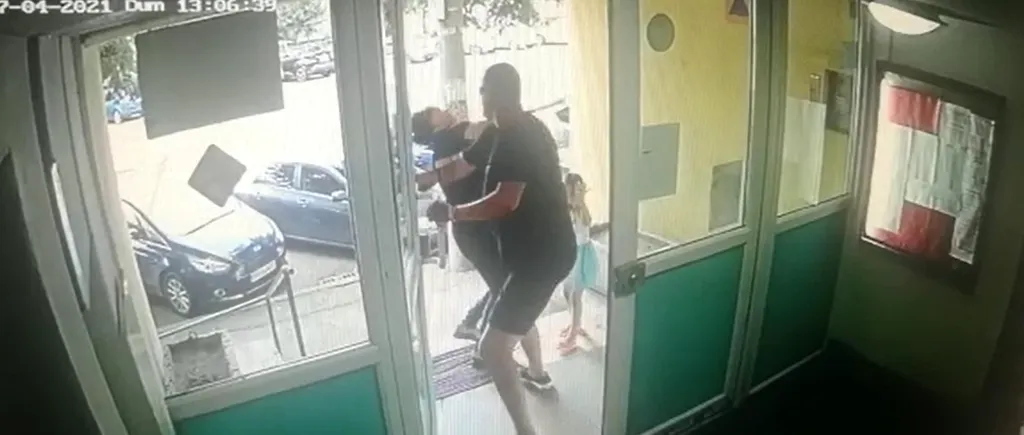 Scene șocante în fața unul bloc din București. O mamă a fost mutilată de un vecin, chiar în fața fetiței sale (VIDEO)