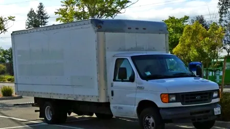 Motivul pentru care un angajat al Google a ales să locuiască într-un camion, în parcarea companiei
