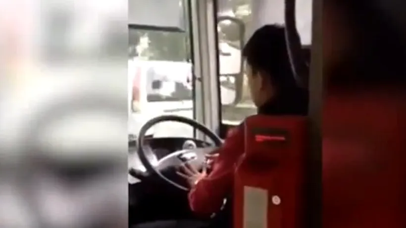 Șofer de autobuz, concediat pentru ca și-a tăiat unghiile în timp ce conducea. VIDEO