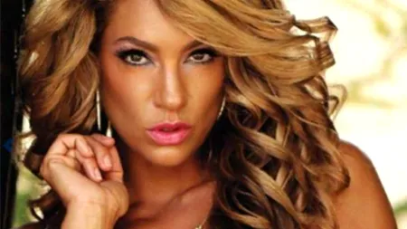 Gafă la piscină. Ce a pățit modelul Jennifer Nicole Lee în timpul unei ședințe foto 