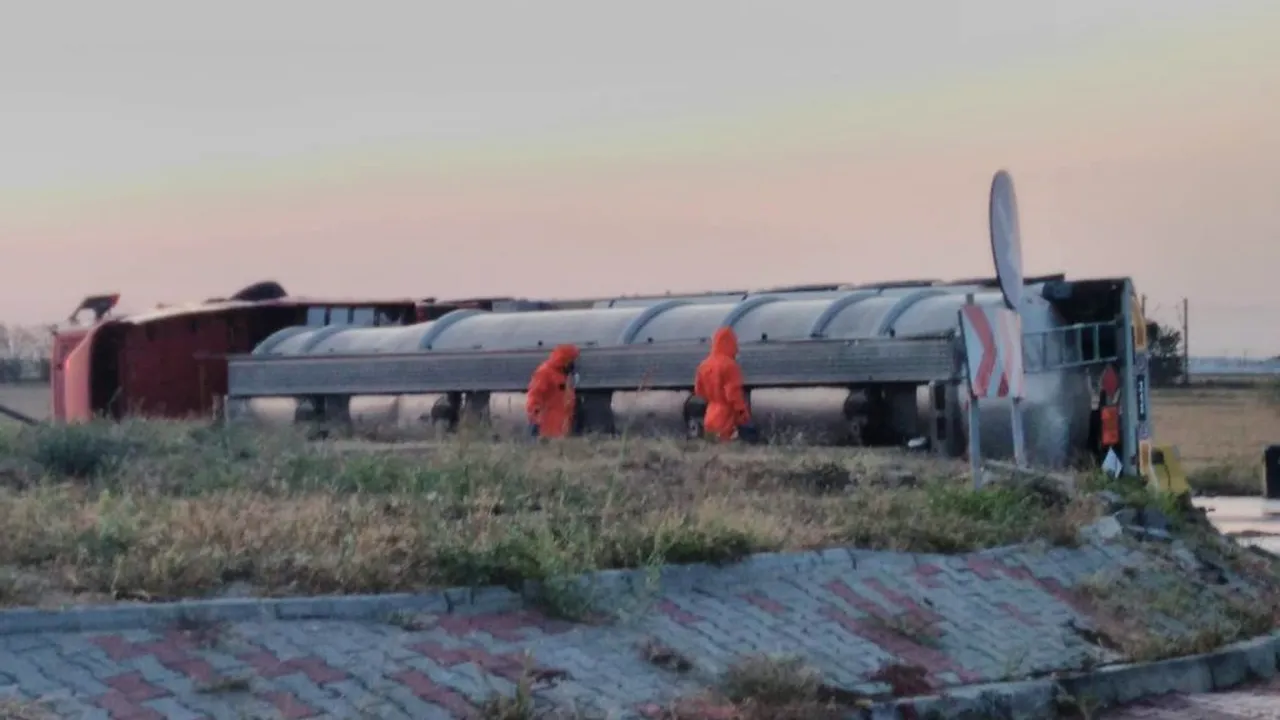 Pericol de explozie! O cisternă încărcată cu 24 de tone de diluant s-a răsturnat în Buzău