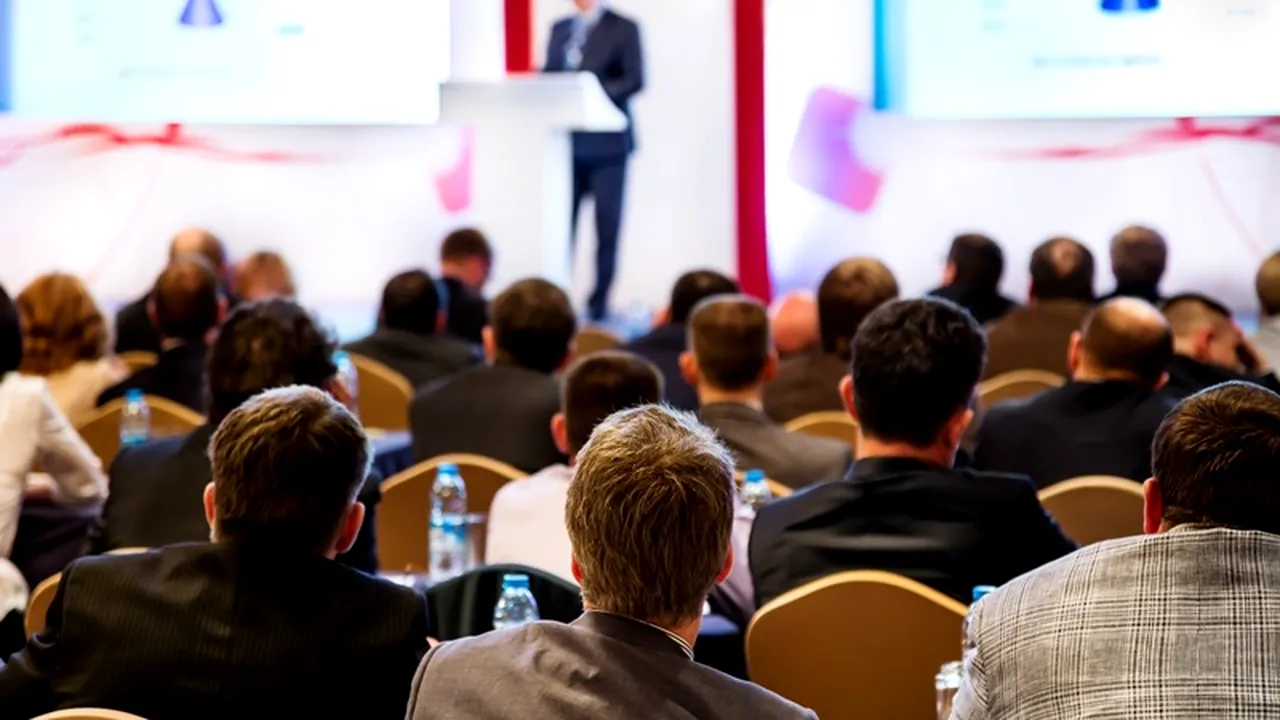 Ce se întâmplă când pui un român să vorbească în public