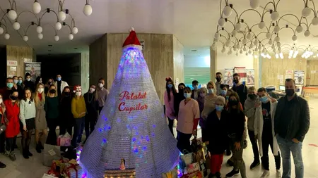 VIDEO - FOTO | Primul brad anti-COVID a fost împodobit, la Palatul Copiilor, cu 19.000 de doze de vaccin: ”Este pro sănătate și pro viață”