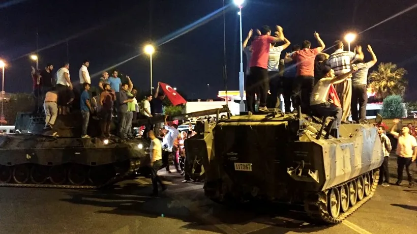8.000 de polițiști din Turcia, demiși pentru presupuse legături cu lovitura de stat