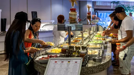 Un român a intrat în restaurantul unui hotel din Italia, fără a fi client, și a început să mănânce 
