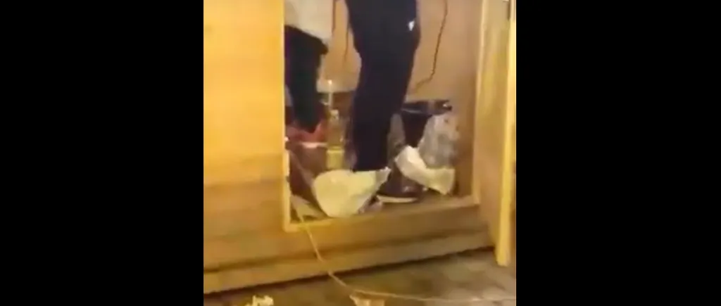 Aluat învârtit cu bormașina într-o găleată, pe jos, la Târgul de Crăciun din Baia Mare - VIDEO