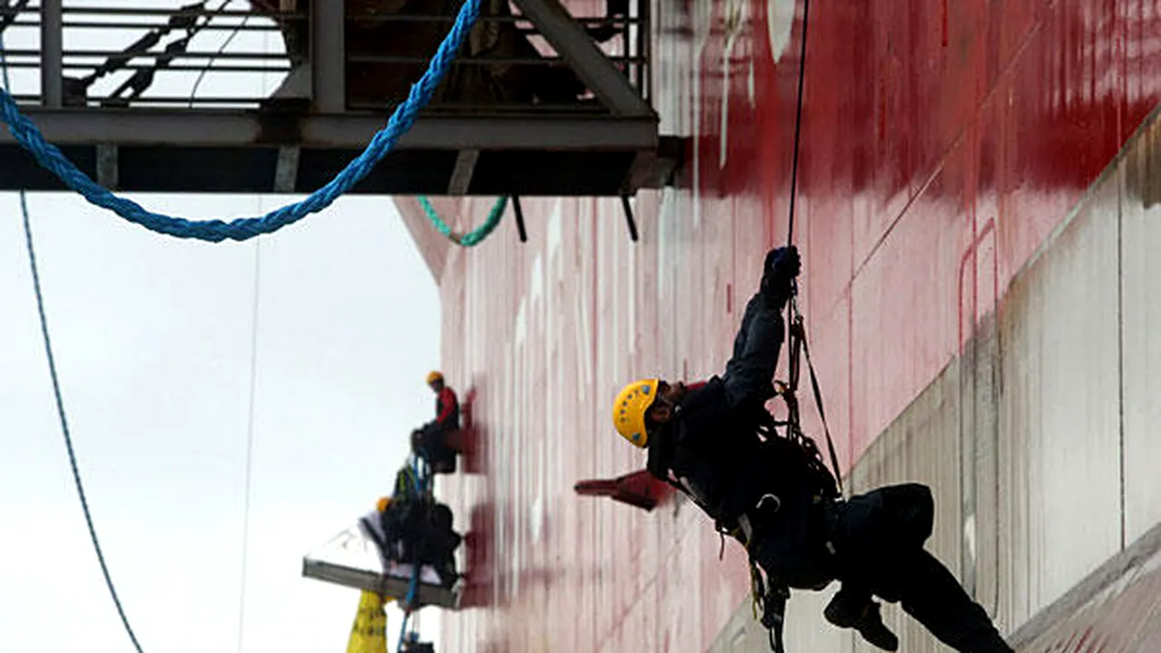 Protest Greenpeace de 15 ore pe o platformă Gazprom în Arctica