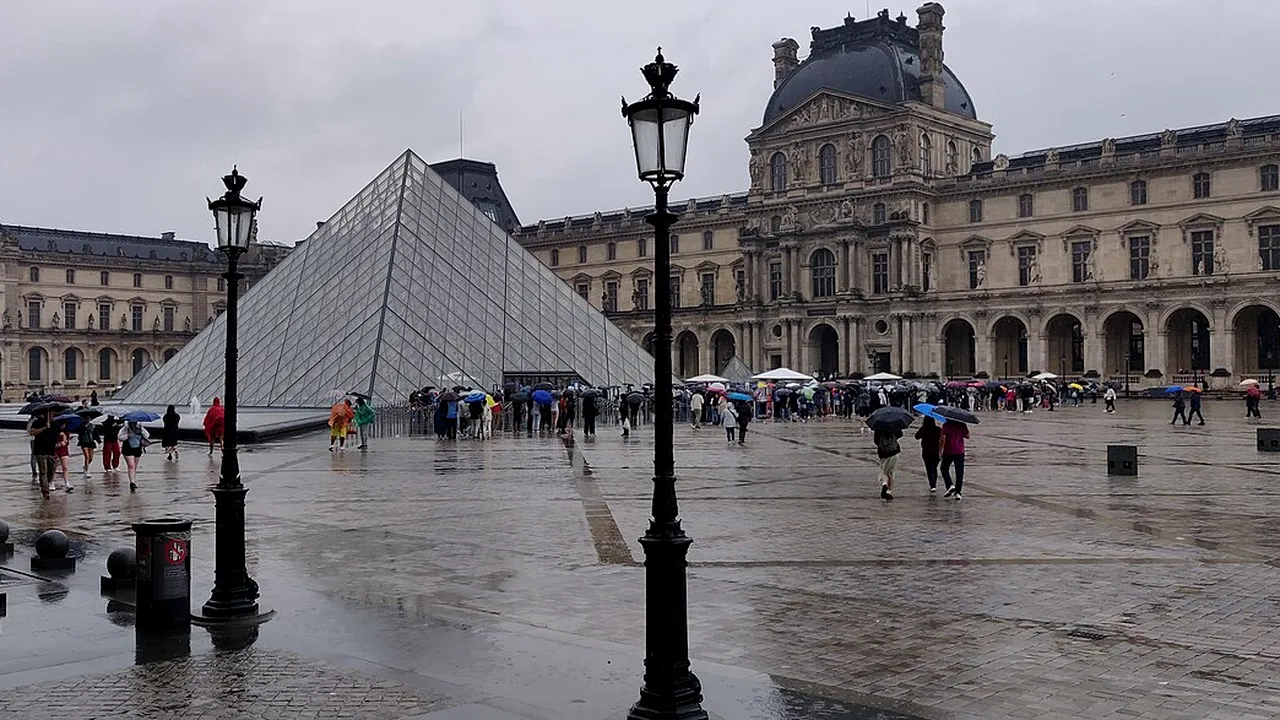 ALERTĂ la Paris: Muzeul Luvru, închis din motive de securitate! / În toată Franța este „urgență de atentat”