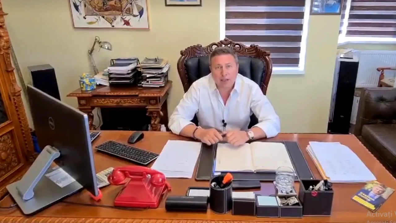 Primarul din Sângeorz-Băi s-a filmat în timp ce își „disciplina” fiica dezbrăcată, în genunchi și cu mâinile ridicate, forțând-o să repete după el: „Sunt cea mai obraznică fată din hotelul ăsta”