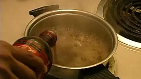 EXPERIMENT: Ce se întâmplă dacă fierbi timp de 25 de minute un litru de Coca-Cola. VIDEO