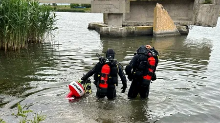 Două persoane, dintre care un MINOR, au căzut în canalul Dunăre – Marea Neagră. Mai multe echipe, inclusiv scafandri, intervin pentru salvarea lor