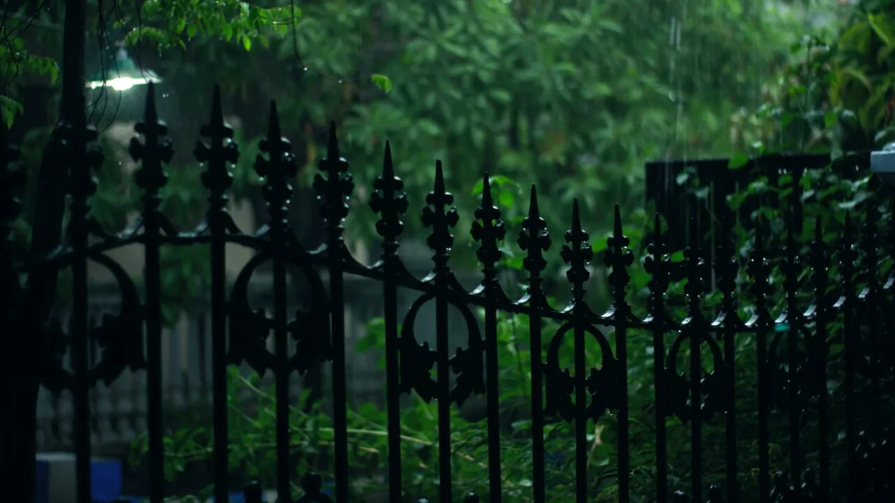 La ce distanța trebuie să fie gardul față de casă și cât de înalt poate fi. Ce prevede legea, de fapt