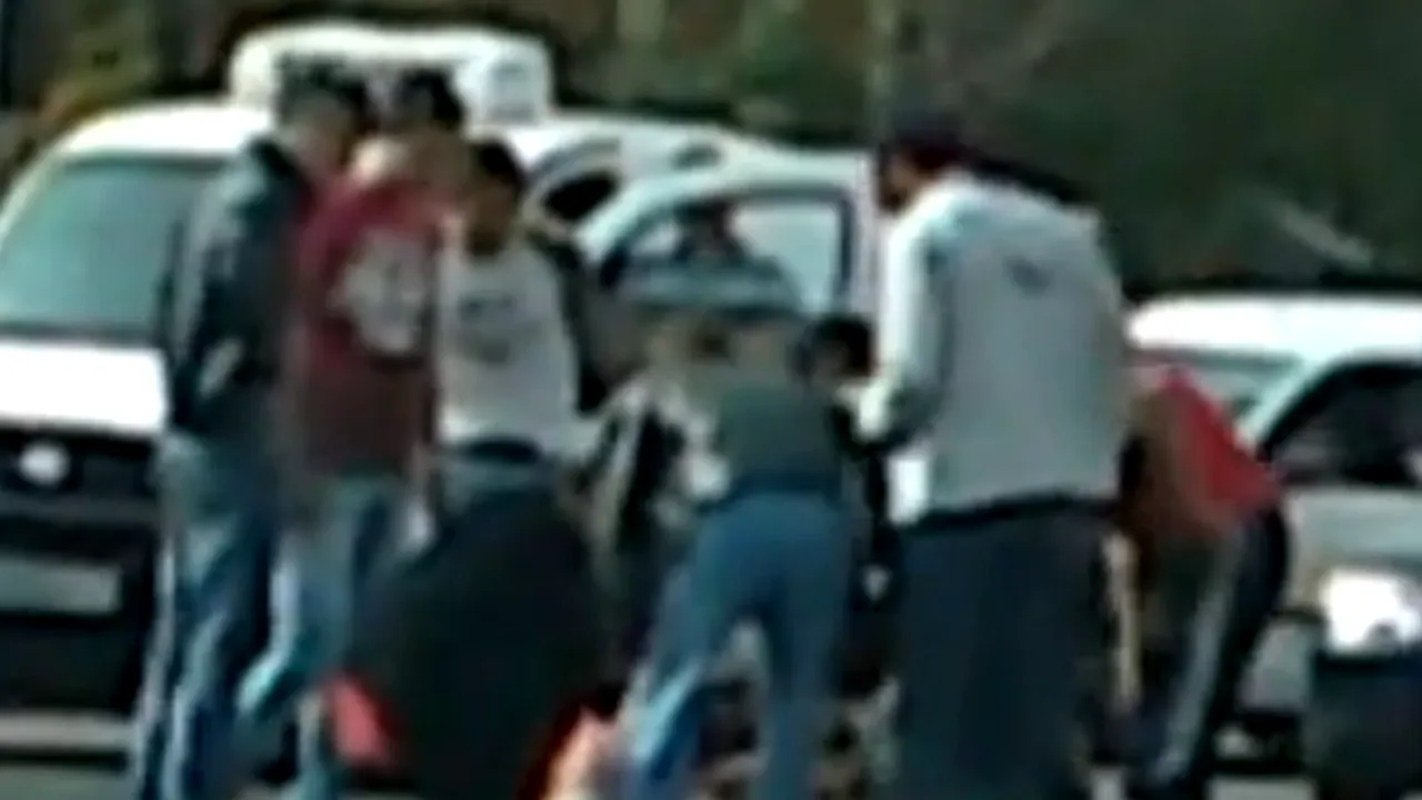 VIDEO Poliția a prins doi suspecți în cazul femeii accidentate și jefuite în timp ce aștepta ambulanța. Martor: 