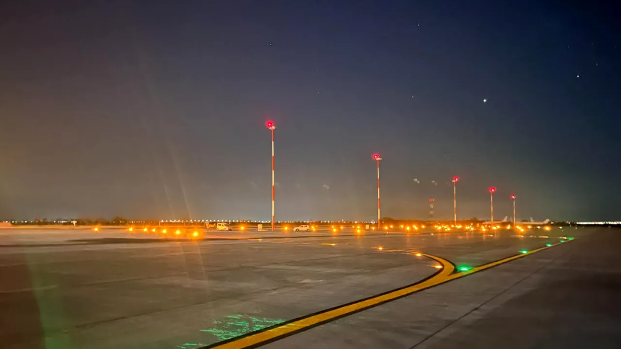 Un avion cu 180 de pasageri, care decolase spre Egipt, s-a întors de urgență pe Aeroportul Otopeni, după activarea unui senzor de presurizare. Aeronava a aterizat în siguranță