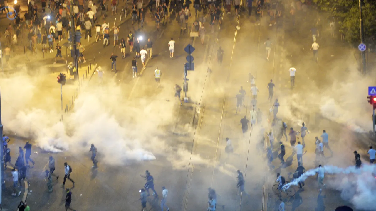 GHID DE SUPRAVIEȚUIRE. Cum să reacționezi dacă ești surprins de INCIDENTE VIOLENTE la protest