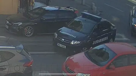 VIDEO | Imagini incredibile cu șoferul unei autospeciale a Jandarmeriei care scoate mâna pe geam și zgârie un autoturism oprit neregulamentar. Făptașul va fi dat pe mâna procurorilor militari