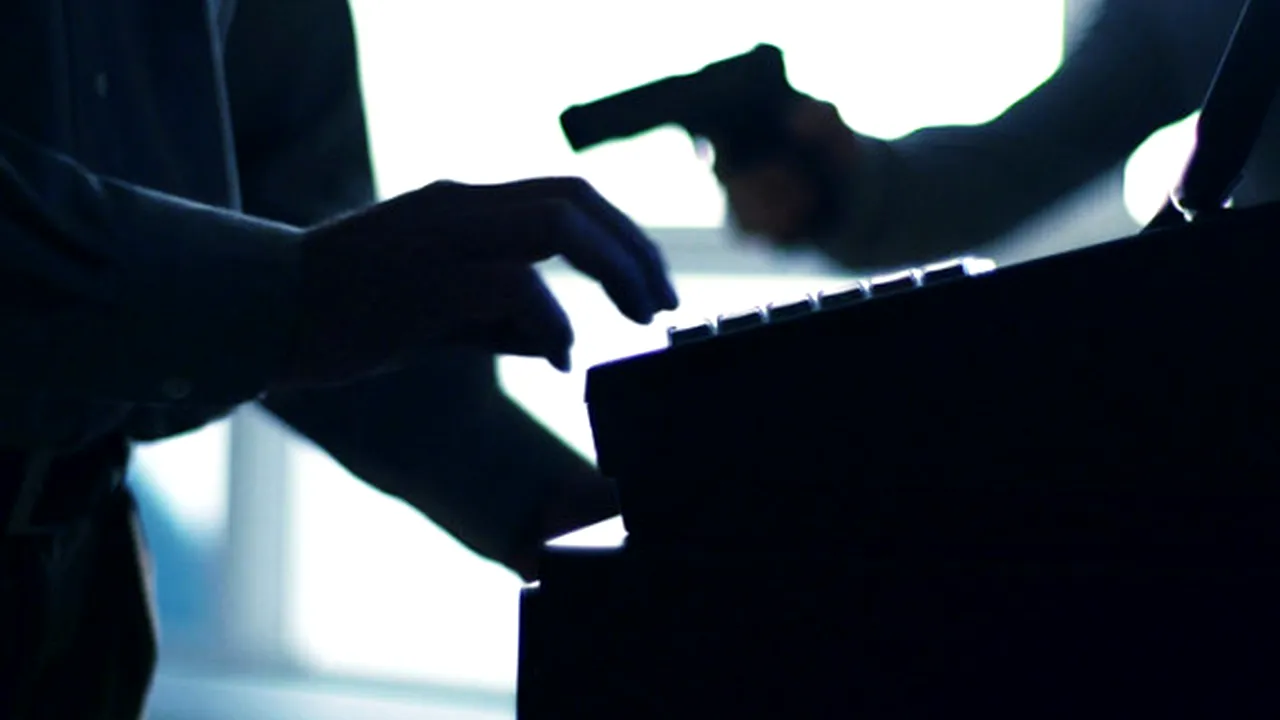 Un bărbat cu fața acoperită și înarmat cu un pistol a intrat într-o bancă din Cluj și a cerut bani. Ce s-a întâmplat după ce a fost refuzat de casieră