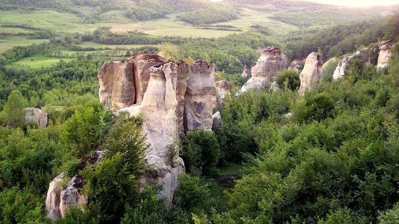 Unde se află LOCUL legendar din România, care seamănă foarte mult cu Meteora din Grecia