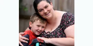 Un băiețel în vârstă de 5 ani a ajuns erou, după ce și-a SALVAT mama de la înec. „A fost incredibil de curajos pentru că a rămas calm”