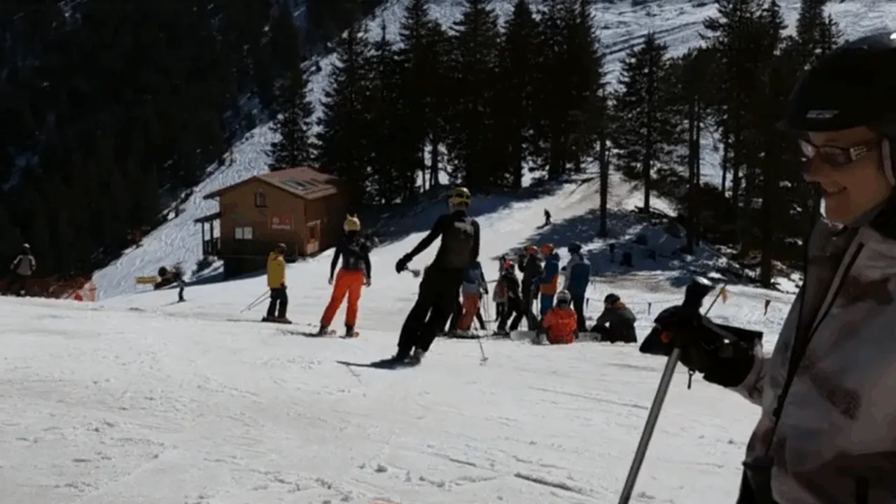 Cât costă acum o cartelă pentru întreg sezonul de SCHI în Poiana Braşov, în comparație cu anul trecut. În unele stațiuni prețurile sunt neschimbate