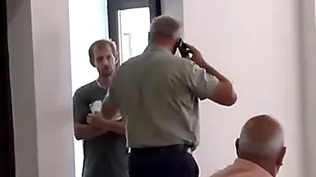 VIDEO | Primar din Bacău, acuzat că ar fi vrut să dea afară un bărbat infectat cu HIV de la o ședință. „Are SIDA omul ăla, îl ții lângă tine?”