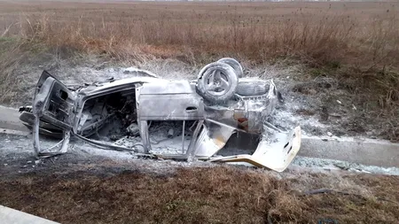 Bărbat mort în urma unui accident rutier grav. Mașina a ars ca o torță!