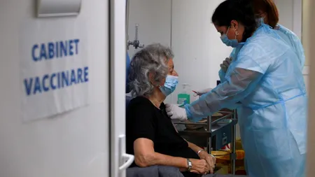 Persoanele vaccinate se pot infecta cu COVID-19 și pot transmite virusul, dar nu la fel ca cei neimunizați. De ce e bine să te vaccinezi, chiar dacă ai trecut prin boală