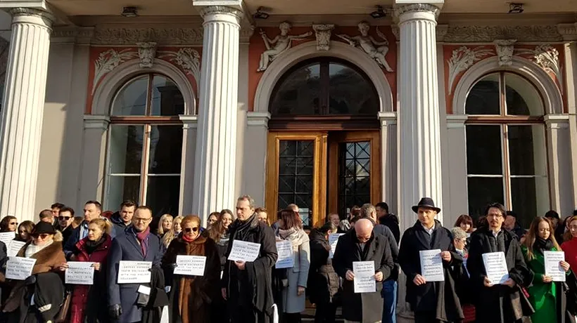 Magistrați și avocați clujeni, protest mut, cu robe pe braț, în semn de solidaritate cu omologii din Polonia