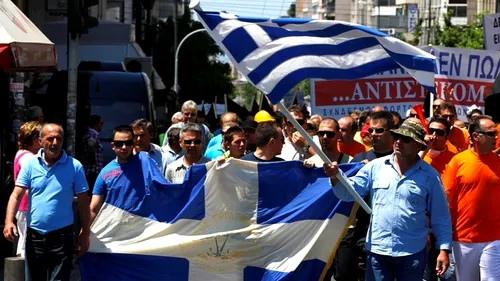 Mii de greci își părăsesc țara, unde șomajul a depășit 24%. Aveam un loc de muncă foarte bun. Acum curăț WC-uri în Suedia