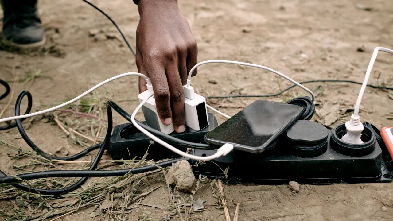 De ce nu trebuie sa lași încărcătorul telefonului în priză, pe timpul nopții. DETALIUL știut de puțini români