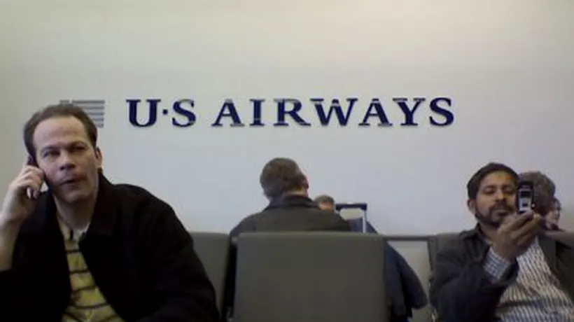 Sute de pasageri ai unui avion, plasați în carantină după ce un bărbat a glumit că are Ebola