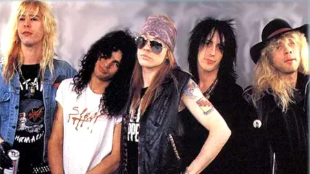 Un celebru star rock a ajuns să se deplaseze doar cu ajutorul bastonului 