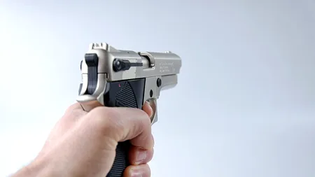 Arme găsite la percheziții în locuința unui bărbat din Galați, după ce un adolescent de 15 ani a furat un pistol de la el
