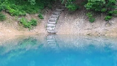 Lacul Albastru, unul din monumentele naturale din România, va fi inclus în circuitul turistic