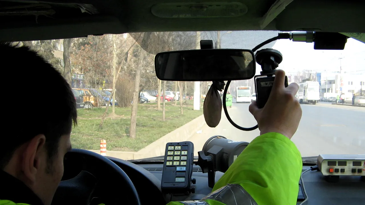 Un șofer gonea spre mare, cu aproape 230 km/h. Ce a pățit bărbatul, după ce a fost oprit de polițiștii rutieri pe A2
