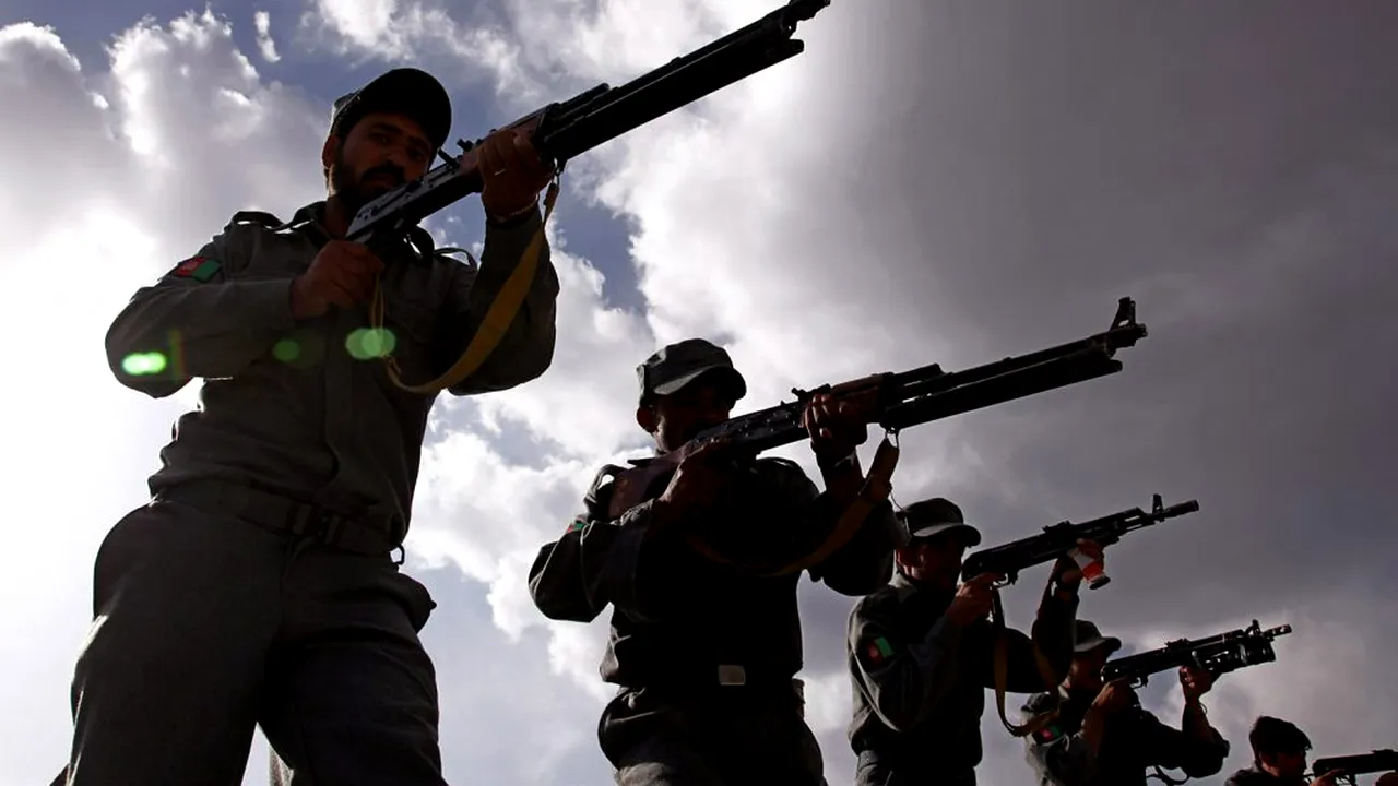 Focuri de armă între polițiști și traficanții de țigări. Un contrabandist, împușcat când încerca să dea cu mașina peste oamenii legii!