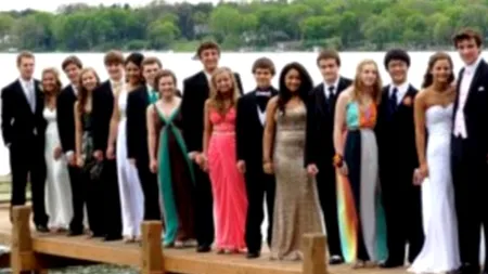 FOTO. Au vrut să facă o fotografie de grup, dar s-au ales cu o baie generală