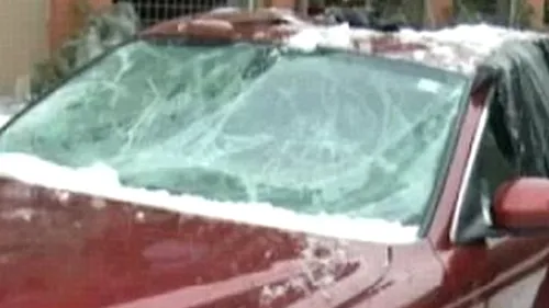 VIDEO. Momentul în care un Jaguar este distrus de bucăți mari de gheață, surprins pe cameră