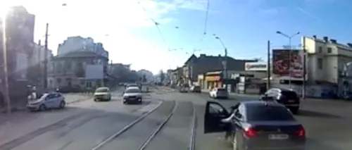 Șicane în trafic între un vatman și un șofer care s-a crezut „zmeu cu BMW. Polițiștii au deschis dosar penal în acest caz - VIDEO