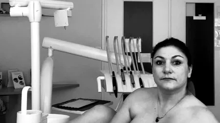 VIRAL. Zeci de medici stomatologi au protestat în pielea goală față de lipsa materialelor de protecție: „Protejați-ne pe noi și pe pacienții noștri!” - FOTO