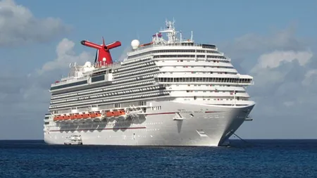 Un vas american de croazieră care are printre pasageri o asistentă suspectată de Ebola se plimbă din port în port și nu este primit nicăieri 