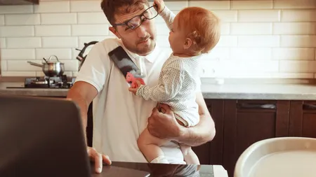 Părinții nu ar trebui să lucreze de acasă. Un profesor de la Standford explică de ce