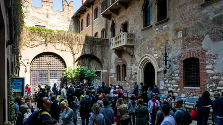 Îndrăgostiții, taxați cu 12 euro la Casa Julietei din Verona. Faimosul balcon din opera lui Shakespeare a provocat haos și proteste în oraș