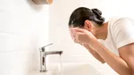 De ce nu este recomandat să te speli pe față cu apă foarte rece. Dermatologii dezvăluie care sunt riscurile