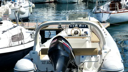 Ce a pățit un turist român în Grecia, după ce a stricat elicea unei bărci cu motor pe care o închiriase. „Îți pune în față un contract standard pe care, evident, nu-l citești”