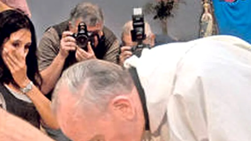 Papa Francisc a sărutat picioarele unui român