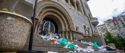 Protest la Primăria Sectorului 1. Mai mulți locuitori au lăsat saci cu gunoi pe scările instituției (FOTO)